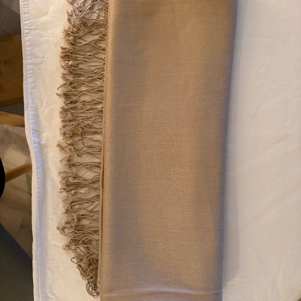 Elegant, Classic Henri Bendel 100% CASHMERE Scarf/Wrap Pashima